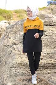 Comment porter un tailleur chic pour femmes. Survetement Hijab Sport Chic A Capuche Pour Femme Musulmane Deux Pieces Haut Et Bas Couleur Noir Et Moutarde Pret A Porter Et Accessoires