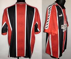 (1) funcionarii publici cu statut special din sistemul administraiei penitenciare, dotai cu arme letale, n exercitarea atribuiilor de serviciu, au dreptul de a. Eintracht Frankfurt Home Camiseta De Futbol 1996 1997 Sponsored By Mitsubishi Motors