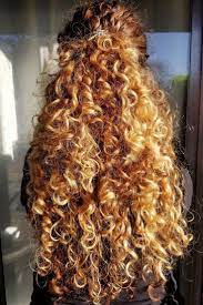 Love This Gorgeous Long Curly Hair In A Half Up Half Down Hairstyle Secured With A Sparkly Flexi Hair Clip Su Cabelo Cacheado Cabelos Cacheados Loiros Cabelo