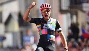 El giro de italia 2020 se ve en vivo en caracol televisión, www.elgiroporcaracol.com y el canal de youtube de así fue el último kilómetro de la victoria de jai hindley en la etapa 18 del giro de italia. Foz31iipkxiz4m