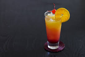 Cómo ocurre con los cocktails más populares, de la receta original van surgiendo diferentes variantes y traigo dos que me parecen muy interesantes, tan paloma cítrica en el vaso añadimos tres cubitos de hielo, añadimos 2 oz (60 ml) de tequila reposado, echamos una pizca de sal, un chorrito de jugo. Cocktail Con Tequila Ricette E Consigli Fine Dining Lovers