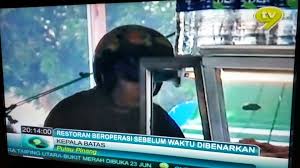 Flek hitam dapat terjadi akibat bekas jerawat, paparan sinar uv, dan pigmentasi berlebih. Geng Plastik Hitam Hikayat Budak Pening