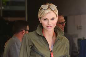 See more ideas about princess charlene, charlene of monaco, monaco royal family. Charlene Di Monaco Continua A Rasare A Zero I Suoi Capelli Foto Capellistyle