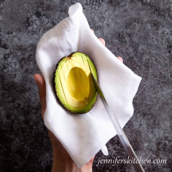 How to Cut an Avocado and Easily Get the Pit Out - JennifersKitchen