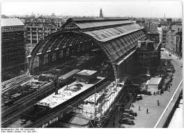 Berlin Im Juni 1951 Neues Dach Fuer Den Bahnhof Alexanderplatz Berlin Geschichte Berlin Bilder