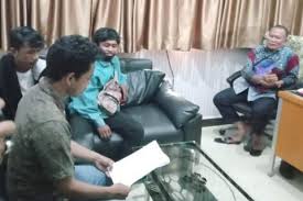 Di samping itu, lsm di bidang konsumen dan lingkungan hidup juga biasa. Gaji Karyawan Cafe Woody Do Belum Dibayar Aliansi Pemerhati Buruh Aksi Di Balaikota Makassar