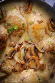 Important este sa folosim ciuperci champignon aabe, mici si foarte proaspete si nu ciuperci mari care au partea din spate neagra, pentru ca vom obtine o mancare colorata si nu alba. Pulpe De Pui Cu Sos Alb De FriÈ™cÄƒ Sau SmantanÄƒ Cu Ciuperci AflÄƒ ReÈ›eta Bobul Verde