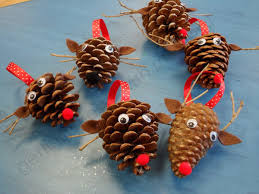 Adornos navideños con piñas de pino secas centros de mesa con piñas. Manualidades De Navidad Con Pinas Top 2020 Uma Manualidades