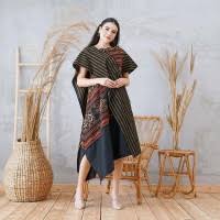Gambar diatas merupakan baju yang terbuat dari kain tenun troso jepara jenis blanket, dimana kain ini mempunyai ciri khas agak tebal namun tidak kaku, biasanya mempunyai rumbai di sisi kanan dan kirinya, berukuran panjang 240 cm dan lebar 120 cm, berbahan benang katun. Jual Baju Tenun Jepara Murah Harga Terbaru 2021