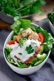 Erfrischende Gyros Salat Bowl Sommerlicher Salat Fur Heisse Tage Rezept Salat Essen Fur Heisse Tage Gyros