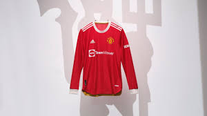This replica kit from global football kits features all the badges and numbering that the authentic jerseys have and is made from polyester and recycled polyester. Manchester United S New Kit Harks Back To George Best Era Barcelona Pay Homage To Women S Team