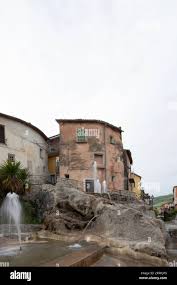 Bellissime case antiche e strade a polla immagini e fotografie stock ad  alta risoluzione - Alamy