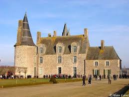 Le Chateau Des Rochers Sevigne Ancienne Residence Bretonne De Madame De Sevigne Est Un Manoir Gothique Du Xvem Maison De Campagne Francaise Chateau Le Manoir