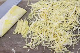 Faina alba calitate superioara 0.5 kg, oua 2 buc, sare 0.5 lingurite, apa 100 ml este cantitate aproximativa. Taitei De Casa Taitei Pentru Supa Ardeleneasca De Pui