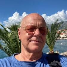 Can people get both hips resurfaced simultaneously?