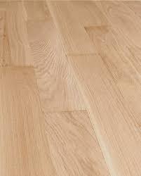 Ce parquet en bâton rompu est un classique qui apportera élégance à votre intérieur tout en conservant un aspect chaleureux et convivial grâce au naturel du bois. Parquet Chene Massif Brut 23x90 Mm Carresol