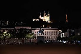 S'utilise avec les articles le, l' (devant une voyelle ou un h muet), un. Coronavirus A Lyon Le Couvre Feu C Est Enfin Fini Le 20 Juin