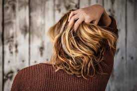 Versate in una ciotola 20 ml di olio di semi di lino e aggiungete un . Capelli Sfibrati Gli Impacchi Naturali Per Nutrire E Rafforzare