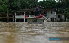 Paras air sungai golok di negeri kelantan sudah melebihi paras amaran selepas hujan lebat sejak dua hari lalu. Bernama Mangsa Banjir Di Terengganu Meningkat Air Sungai Golok Lepasi Paras Bahaya