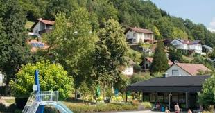 Der Camping Kinzigtal In Steinach Liegt Im Gleichnamigen Tal Im Schwarzwald Ihr Habt Hier Einen Fantastischen In 2020 Camping Camping In Deutschland Mobilheim Urlaub