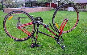 Dynamo basikal biasa menyediakan 3 watt, biasanya 0, 5 amp pada voltan nominal 6 v. Bagaimana Cara Memanggil Jurucakap Roda Hadapan Basikal Bagaimana Untuk Memasang Roda Basikal Dengan Betul Arahan Terperinci Petua Untuk Menyeimbangkan Banyak Foto