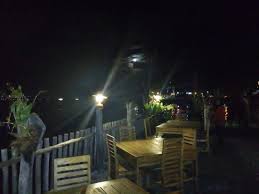 Lukisan pemandangan malam hari ini sangat mirip dengan negeri dongeng yang membuat banyak orang tertarik untuk datang kesana. View Laut Di Malam Hari Photo De Rumah Laut Cafe Restoran Jayapura Tripadvisor
