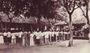 Cara melihat makhluk halus yang pertama ini anda cukup berdiri dan melebarkan jarak kaki kiri dan kanan, kemudian tekuklah mulai dari sampai kepala. Islam Di Jawa Demit Makhluk Halus Penghuni Suatu Tempat Republika Online