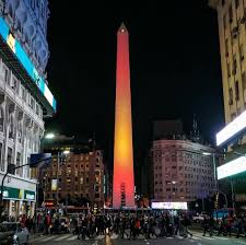 Buenos aires também é uma cidade conhecida por ótimos museus de história, como museo de la inmigracion, museo historico nacional e cabildo, que quais são as atrações conhecidas perto de obelisco center suites? El Obelisco De Buenos Aires Se Tine Con Los Colores De La Bandera De Espana El Diario Ecuador
