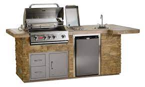Is there an outdoor kitchen with an island? Bull Outdoor Kitchens Coastal Spa Patio