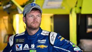 Former nfl running back ladainian tomlinson will wave the green flag for the start of the 2017 daytona 500. List Of Green Flag Wavers For The Daytona 500 Races Over Past Decade