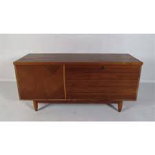 It has 2 dovetailed drawers with brass pulls, and an upholstered seat that lifts up to trunk storage. Mid Century Modern Lane Cedar Chest Chairish