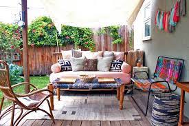 Lizzie carney, a stylist/designer for the import firm euro trash, didn't let a small space stop her from creating her own rules and embracing the finer things in. 14 Outdoor Decorating Ideas For Small Spaces