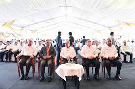 Help you deeply analyze the target. Melawat Fasiliti Depot Dhaya Maju Infrastructure Asia Sdn Bhd Bersama Tun Dr Mahathir Dan Yb Anthony Loke Siew Fook Inisiatif