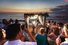 Per la sera porta con te uno scialle da mettere sulle spalle per quando il sole sarà tramontato e si alzerà quel leggero (e insidioso) filo di brezza marina. Matrimonio In Spiaggia Santa Maria Di Castellabate Photo Studio