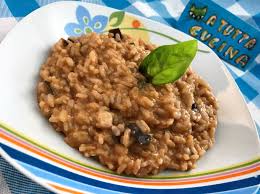 Realizzare il riso alle melanzane, è davvero semplice, occorre solo tagliare e far insaporire le melanzane a cubetti, cuocendo il risotto, direttamente in questo tegame, dove poi andremo ad aggiungere lo stracchino. A Tutta Cucina Risotto Alle Melanzane E Taleggio