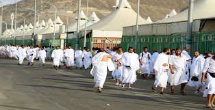 عرفة هي الجبل، و عرفات جمع عرفة تقديراً لأنه يقال وقفت بعرفة كما يقال بعرفات. ÙŠÙˆÙ… Ø§Ù„ØªØ±ÙˆÙŠØ© Ù„Ù…Ø§Ø°Ø§ Ø³Ù…ÙŠ Ø¨Ù‡Ø°Ø§ Ø§Ù„Ø§Ø³Ù…