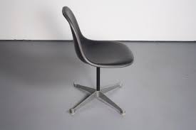 This is a standard 29 height table, and there are 3 different herman miller original round table tops to choose from: Mid Century Modern Charles Eames Shell Desk Chair For Herman Miller U Abt Modern