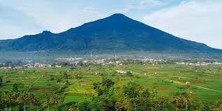 Keindahan Sunrise di Puncak Gunung Ciremai yang Mesti Kamu Nikmati – Arei Outdoor Gear