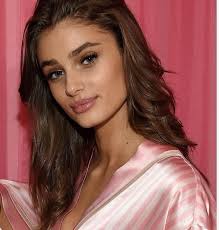 Taylor Hill o Natalie Portman: chi è più bella? : r/VindictaRateCelebs