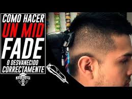 La diferencia con el corte de pelo fade es que en éste el corte de pelo de los laterales es más uniforme y suele ser más corto de longitud, aunque eso. Tutorial De Barberia Como Hacer Un Mid Fade Paso A Paso Tecnica 1 Youtube Barberia Y Peluqueria Barberia Tatuaje De Peluquero