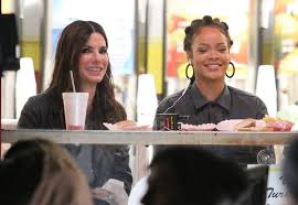 Esta vez, las maestras del robo son mujeres. Rihanna News And More For R Navy Rihanna Con Sandra Bullock Comiendo Papas Fritas Mientras Filman La Pelicula Oceans 8 En Nyc Rihanna With Sandra Bullock Eatin Fries During Oceans 8 Film