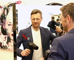 Sassoon salon offers the perfect experience in beautifully cut and colored hair. Vita Friseur Davines Munchen Strahnen