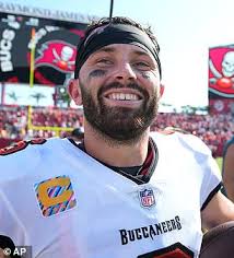 NFL quarterback looks unrecognizable as he goes undercover as superfan