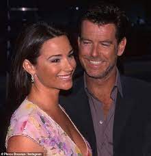 Us teen mom stars have come under fire for body shaming pierce brosnan and his wife keely shaye smith. Shirtless Pierce Brosnan Gibt Frau Keely Shaye Smith Einen Kuss Wie Sie Geniessen Sie Einen Strand Tag In Hawaii Aktuelle Boulevard Nachrichten Und Fotogalerien Zu Stars Sternchen