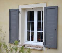 Volets Battants Gris Clair Propose Par Art Renov Volets De Maison Couleur Facade Maison Renovation Fenetre