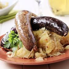 La Choucroute Garnie Aux Quenelles De Foie Et Aux Boudins Choucroute Recettes Tcheques Choucroute Recette