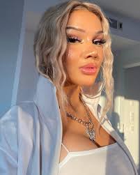 Shirin david war auf der ersten version des im märz 2019 veröffentlichten songs affalterbach des rappers shindy ursprünglich als hooksängerin zu hören. Selbstbrauner Diss Bushido Schiesst In Song Gegen Shirin Promiflash De