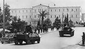 Με ανάρτηση στο τwitter η πρόεδρος της δημοκρατίας κατερίνα σακελλαροπούλου αναφέρεται στο πραξικόπημα της 21ης απριλίου 1967.το μήνυμα του πρωθυπουργού«θυμόμαστε και αγωνιζόμαστε» τονίζει μεταξύ άλλων ο πρωθυπουργός κυριάκος. 21h Aprilioy 1967 H Katastrofikh Diktatoria Twn Syntagmatarxwn Press Publica Dhmosiografia Gia To Dhmosio Symferon