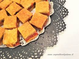 Procuratevi 1 kg di patate a pasta gialla, 2 uova, 200 gr. Pitta Leccese Light Cuginette Sul Gateau