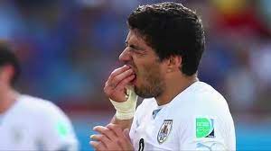 Januar 1987 in salto) ist ein uruguayischer fußballspieler. Luis Suarez Nach Biss An Giorgio Chiellini Gleichgewicht Verloren Fifa Wm 2014 Brasilien Youtube